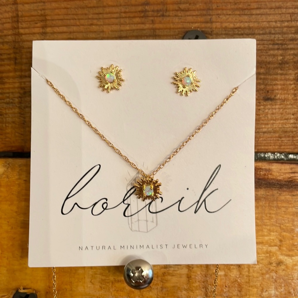 NWOT 16 in chain opal burst necklace and earrings set